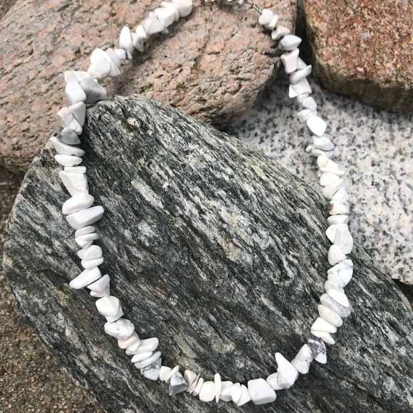 Howlite gemstone choker necklace handmade - Picture 2 of 5